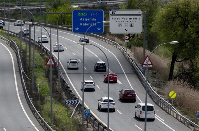 Archivo - Atasco en la autovía A-3, 16 de abril de 2025, en Madrid (España). La Dirección General de Tráfico (DGT) ha puesto en marcha este miércoles 16 de abril la segunda fase de la Operación Especial de Tráfico con motivo de la Semana Santa. Hasta el l