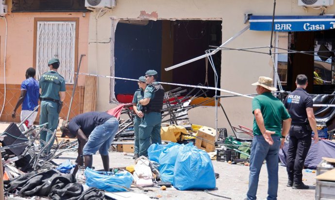 Efectivos de emergencias tras una explosión en un bar en San Pedro del Pinatar, a 19 de junio de 2025, en Murcia (España).