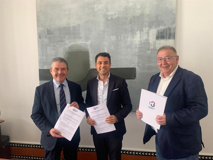 Leopoldo Izquierdo (centro), entre Manuel Murillo y Manuel Luque, tras la firma del acuerdo.