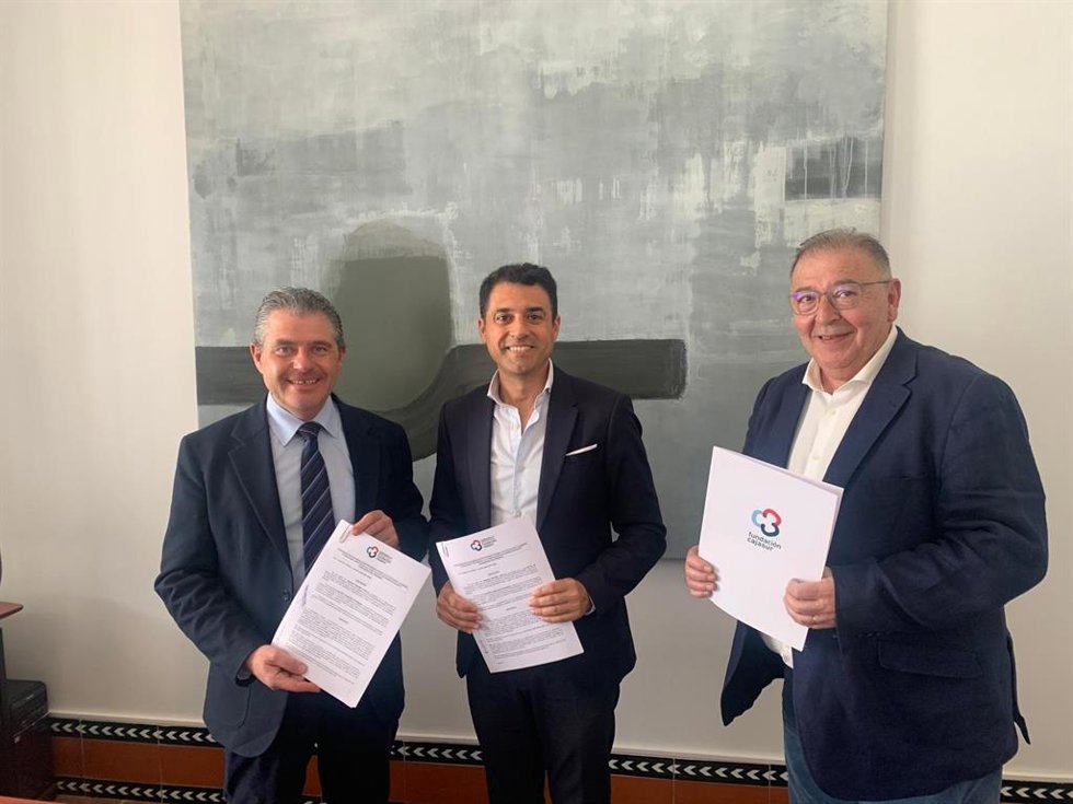 Leopoldo Izquierdo (centro), entre Manuel Murillo y Manuel Luque, tras la firma del acuerdo.