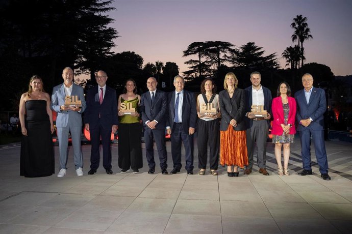 Las autoridades y los premiados en los Premios SIL 2025.