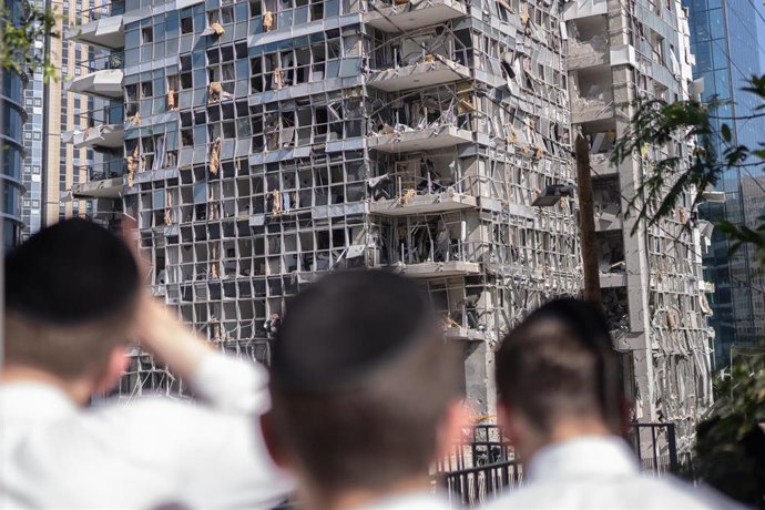 Un edificio afectado por los bombardeos de Irán en Ramat Gan, Israel