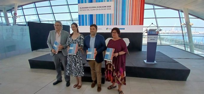 Santiago Gaztelumendi, Joana Egiluz, Josu Bilbao y Marimar Alonso, en la presentación del primer informe 'Estado del Clima en Euskadi'