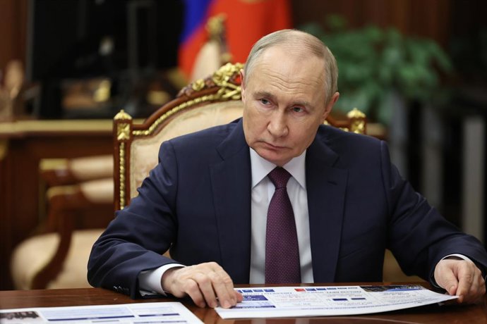 16 de junho de 2025, Moscou, Rússia: O presidente da Rússia, VLADIMIR PUTIN, observa durante uma reunião com o governador de Sevastopol, Mikhail Razvozhayev, em Moscou, Rússia.