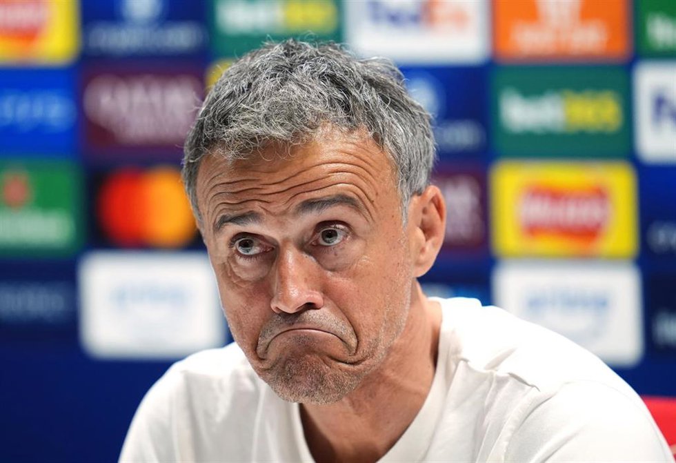 Archivo - El entrenador del Paris Saint-Germain, Luis Enrique Martínez, en rueda de prensa.