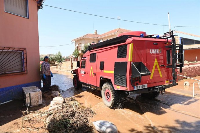 Efectivos de la Unidad Militar de Emergencias (UME) realizan labores de limpieza y desescombro por las inundaciones, a 17 de junio de 2025, en Azuara, Zaragoza (España). 