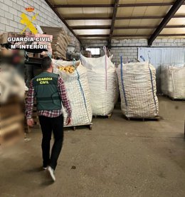 Imagen de las patatas recuperadas por efectivos de la Guardia Civil.