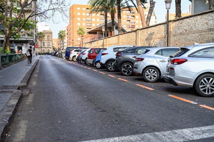 Coches aparcados en la zona naranja en València