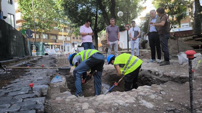 El alcalde de Ciudad Real, Francisco Cañizares, en la zona de trabajos de prospección arqueológica en la Plaza del Pilar.