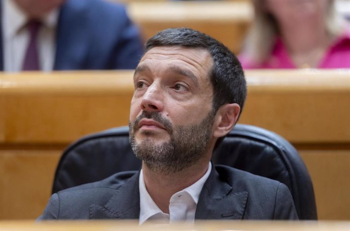 El ministro de Derechos Sociales, Consumo y Agenda 2030, Pablo Bustinduy, durante una sesión de control al Gobierno en el Senado, a 27 de mayo de 2025, en Madrid (España).