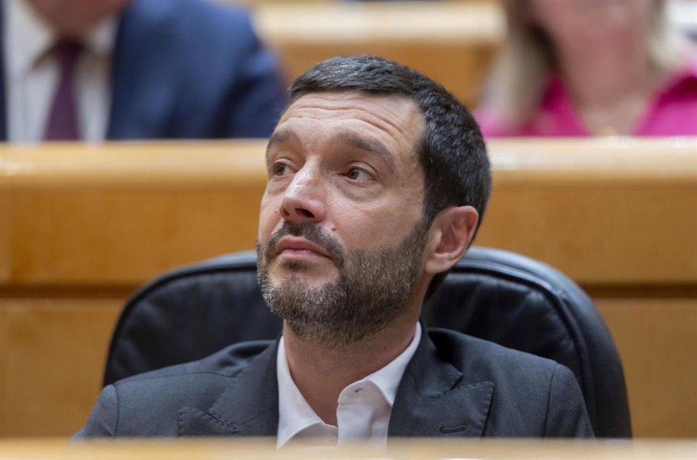 El ministro de Derechos Sociales, Consumo y Agenda 2030, Pablo Bustinduy, durante una sesión de control al Gobierno en el Senado, a 27 de mayo de 2025, en Madrid (España).