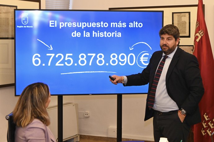 El presidente del Gobierno regional, Fernando López Miras, detalla las cifras y los ejes estratégicos del proyecto de Presupuestos durante la reunión del Consejo de Gobierno