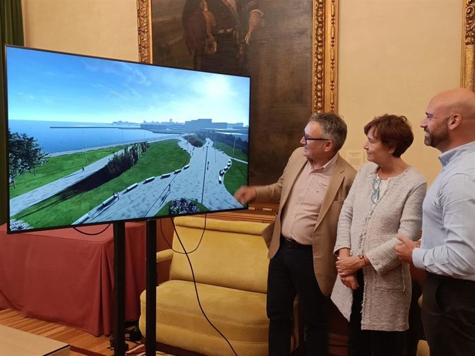 La alcaldesa de Gijón, Carmen Moriyón, presenta el proyecto de paseo en Naval Gijón, junto a los concejales de Infraestructuras Urbanas y Rurales y de Urbanismo, Gilberto Villoria y Jesús Martínez Salvador (dcha)