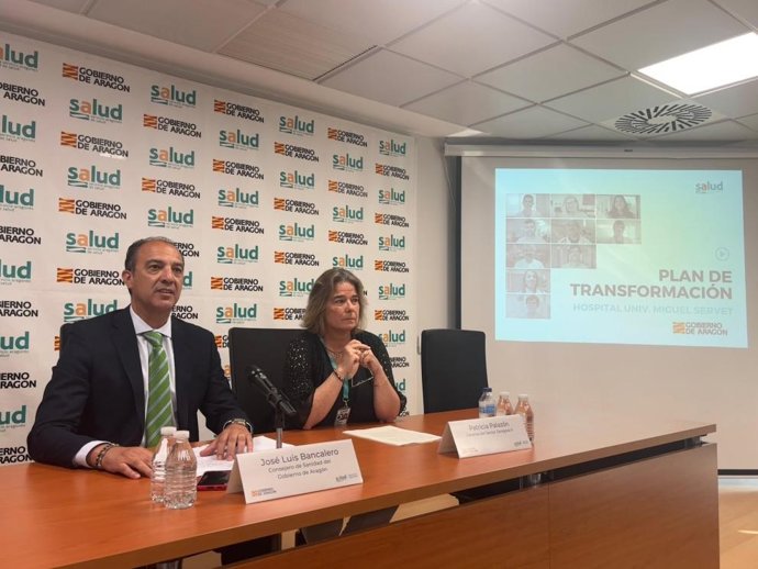 El consejero de Sanidad. José Luis Bancalero Flores, y la gerente del Sector II, Patricia Palazón Saura, durante la presentación, hoy, del Plan de Transformación
