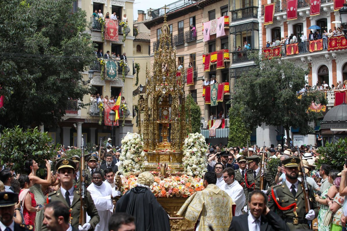 Toledo se abarrota para vivir su Corpus y miles de personas contemplan la Custodia reluciente pese al calor