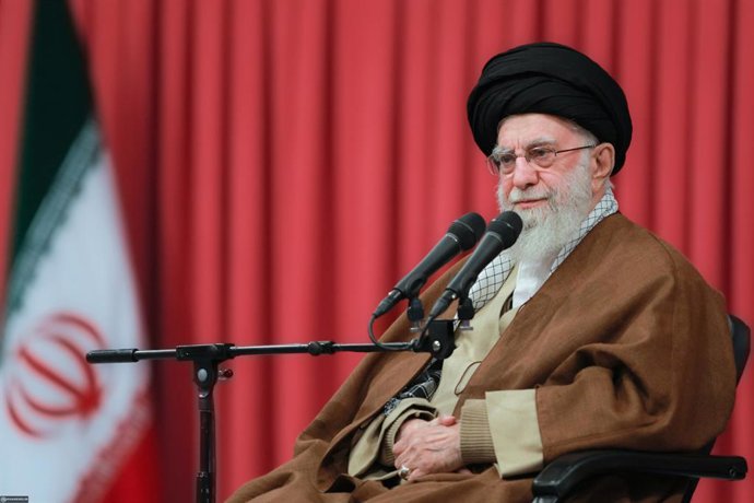 Archivo - Arquivo - 17 de dezembro de 2024, Teerã, Irã: O líder supremo iraniano Ayatollah ALI KHAMENEI fala durante uma reunião com mulheres iranianas em Teerã. Khamenei declarou que a crença dos Estados Unidos, do regime israelense e de seus aliados de 