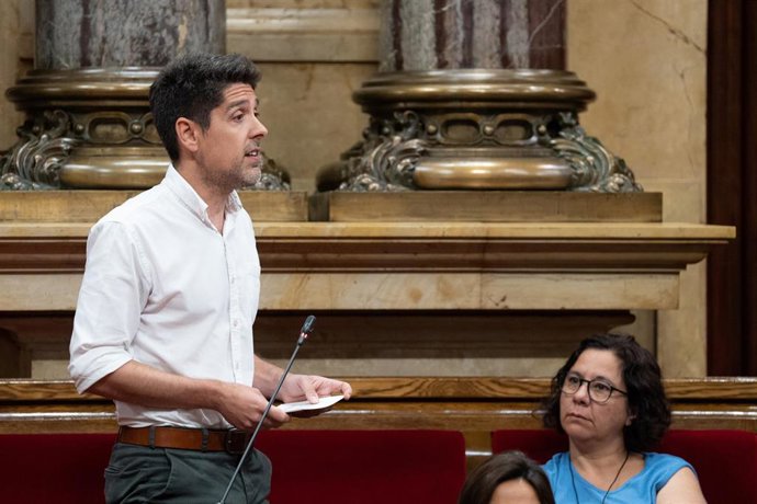 El portavoz de los Comuns en el Parlament de Catalunya, David Cid, interviene durante un pleno en el Parlament de Catalunya, a 4 de junio de 2025, en Barcelona, Catalunya (España).