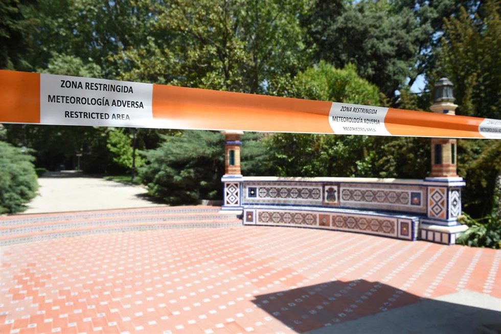 Una cinta anuncia zona restringida tras cerrar el parque de El Retiro y cancelarse la primera jornada de la 84 Feria del Libro de Madrid por viento y calor, en el parque del Retiro, a 30 de mayo de 2025, en Madrid (España). 