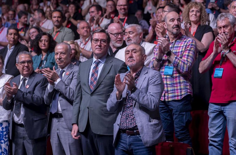 El presidente de la CEOE, Antonio Garamendi (3i), y el secretario general de UGT, Pepe Álvarez (d), durante el 13 Congreso Confederal de CCOO