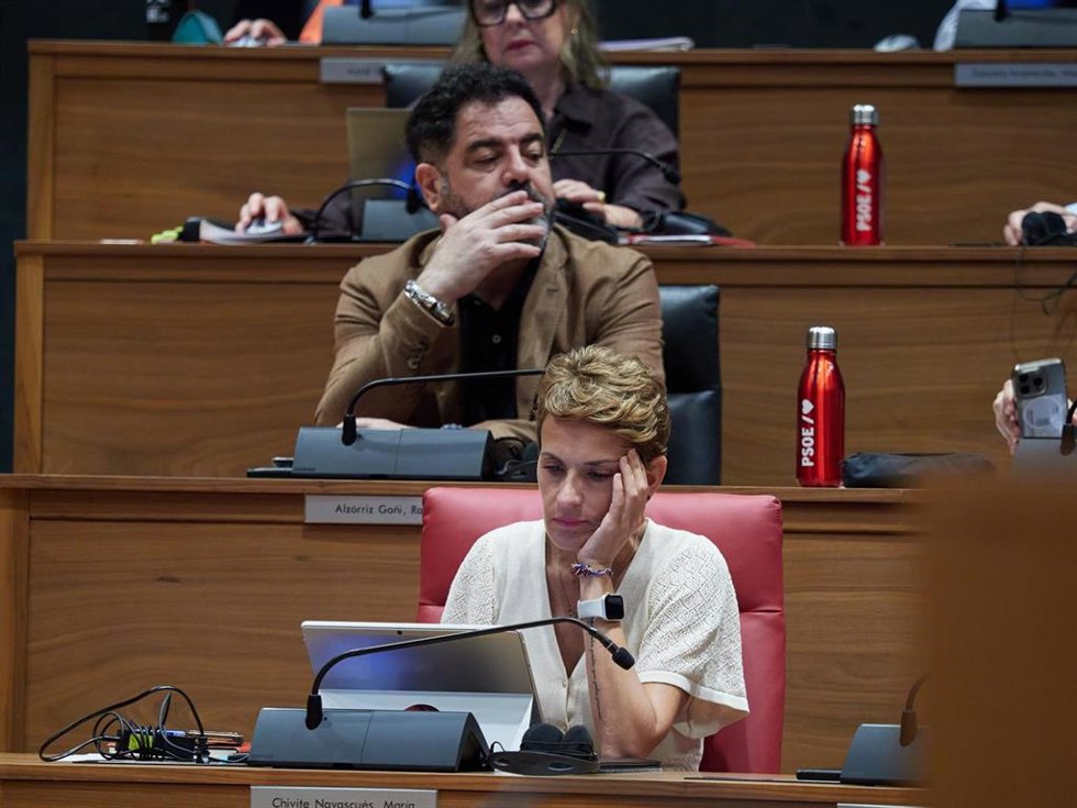 La presidenta del Gobierno de Navarra y secretaria general del PSN-PSOE, María Chivite, y el exvicesecretario general del PSN-PSOE, Ramón Alzórriz, durante un pleno en el Parlamento de Navarra, a 19 de junio de 2025, en Pamplona, Navarra (España). La se