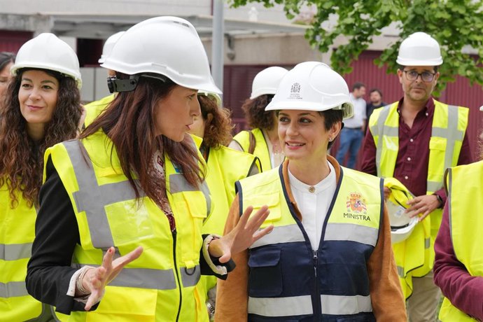 La ministra de Vivienda y Agenda Urbana, Isabel Rodríguez (d), y la conselleira de Vivienda y Planificación de Infraestructuras, María Martínez Allegue (i), durante una visita a una promoción de 24 viviendas destinadas al alquiler asequible.