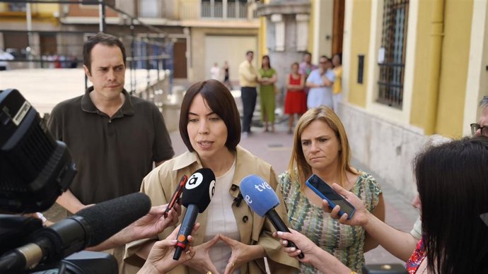 La ministra de Ciencia, Innovación y Universidades y secretaria general del PSPV-PSOE, Diana Morant, atiende a los medios de comunicación en Cheste (Valencia)