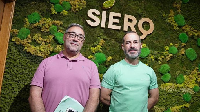 El alcalde de Siero, Ángel García, y el concejal de Abastecimiento de Agua y Saneamiento, Parque Móvil, Asociaciones de Vecinos y Centros Socioculturales en el Ámbito Rural, Manuel Pergentino.