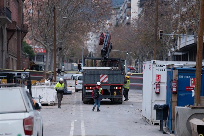 Archivo - Varios operarios trabajan en un tramo de la calle Urgell, a 21 de enero de 2025, en Barcelona, por las obras de la prolongación de la L8 de FGC.