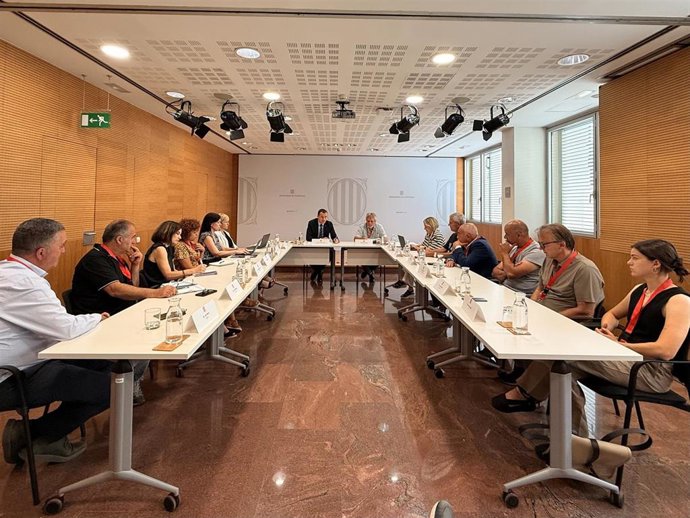 El conseller de Agricultura de la Generalitat, Òscar Ordeig, en una reunión con el sector