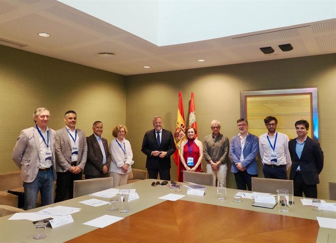 Primera reunión para el congreso internacional sobre patrimonio disperso con el presidente de las Cortes, Carlos Pollán.