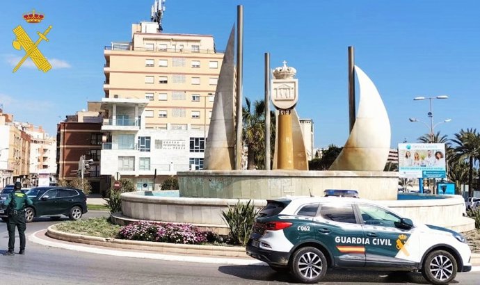 Archivo - Agentes de Guardia Civil en Adra (Almería).