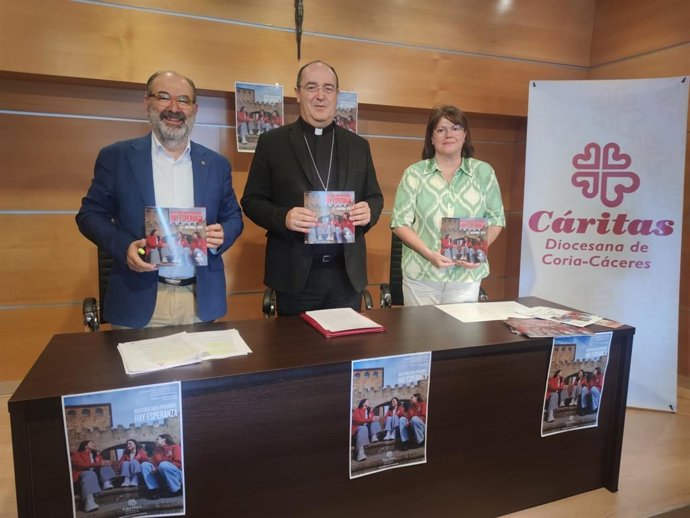 El director de Cáritas de Coria-Cáceres, Damián J. Niso; el obispo Jesús Pulido, y la secretaria general de Cáritas, Inma Godoy, en la presentación de la Memoria de Actividades de 2024