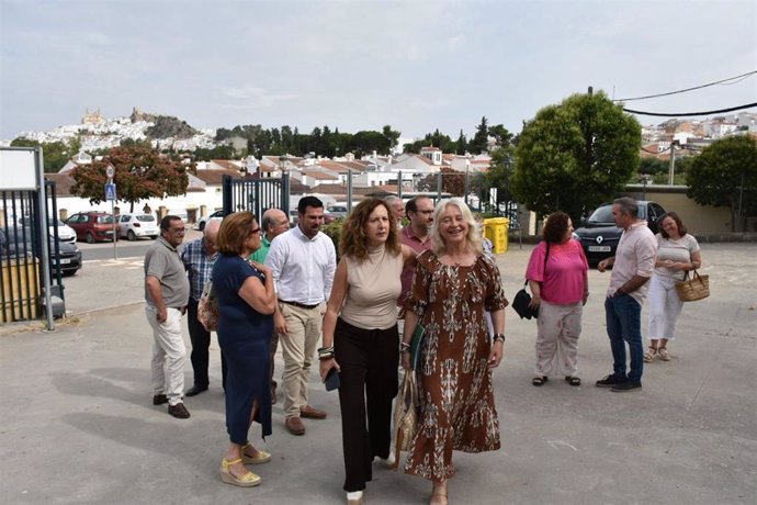La delegada de la Junta de Andalucía en Cádiz, Mercedes Colombo, junto a la alcaldesa de Olvera, Remedios Palma, en la presentación de un nuevo ciclo formativo en la ciudad.