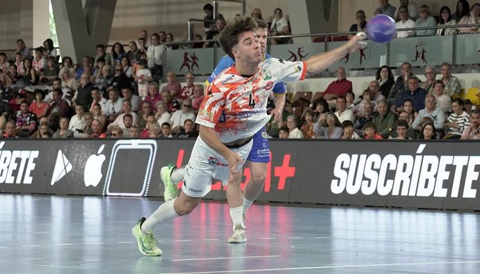 El jugador de ABANCA Ademar León Carlos Álvarez realiza un lanzamiento en el Palacio de Deportes de León