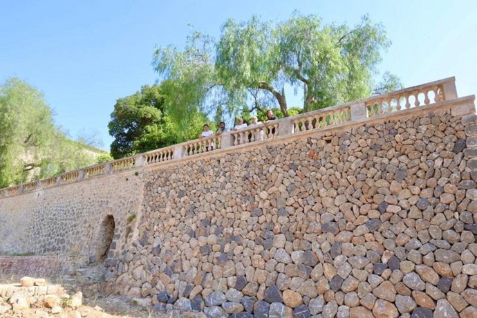 El muro de 'pedra en sec' reconstruido en Raixa.