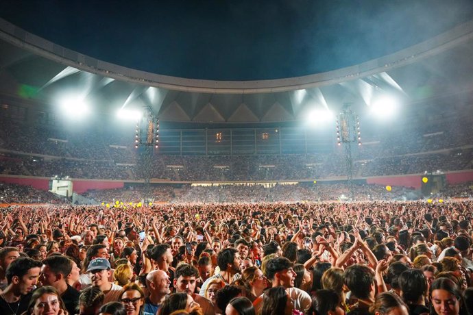 Archivo - El cantante, Manuel Carrasco durante su concierto en el estadio de La Cartuja. A 17 de mayo de 2025 en Sevilla, Andalucía (España). El cantante onubense y Hijo Predilecto de Sevilla, Manuel Carrasco, ha dado el pistoletazo de salida a su esperad