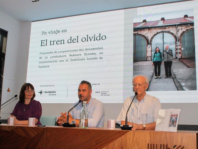 La directora de cine Isabel Medarde y el diputado de Cultura, Arte y Patrimonio, Emilio Martínez Morán (centro), presentan las proyecciones de 'El tren del olvido' acompañados por  Manuel Urueña (derecha), que impulsó inicialmente el proyecto.