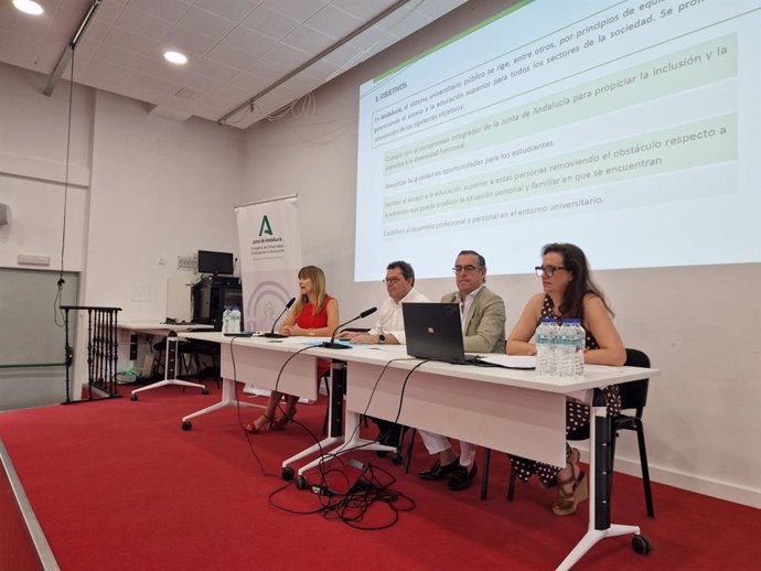 Los delegados de la Junta en Málaga de Desarrollo Eductivo, FP y Universidades, Miguel Briones, y de Inclusión Social y Familias, Ruth Sarabia, han presentado las medidas destinadas a favorecer la inclusión en las universidades públicas andaluzas