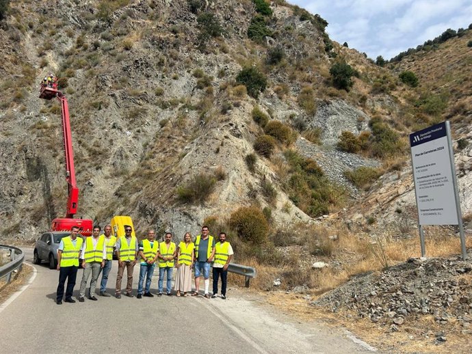 La diputada de Fomento e Infraestructuras, Nieves Atencia, ha visitado las obras, adjudicadas por 289.913,48 euros, junto al alcalde de Sedella, Francisco Abolafio, y el primer teniente de alcalde de Canillas de Aceituno, Álvaro Hurtado.