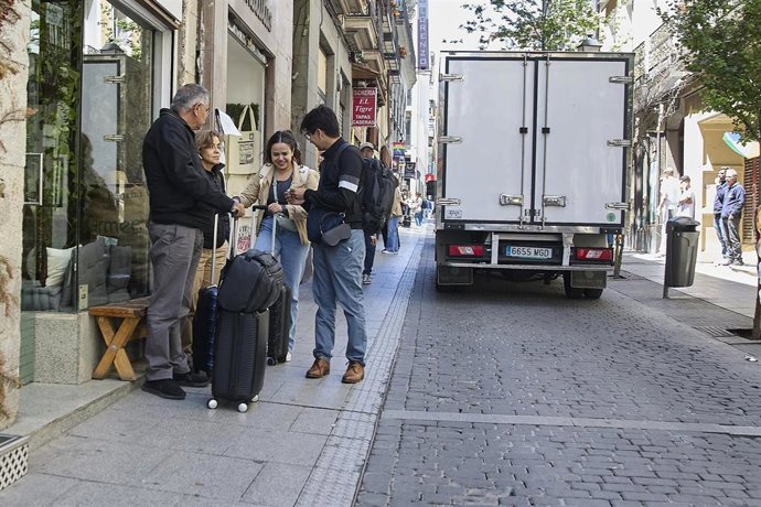 Archivo - Exterior de un piso turístico en el centro de Madrid tras el anuncio del ministerio de Consumo de bloquear casi 66.000 anuncios ilegales, a 19 de mayo de 2025, en Madrid (España). 