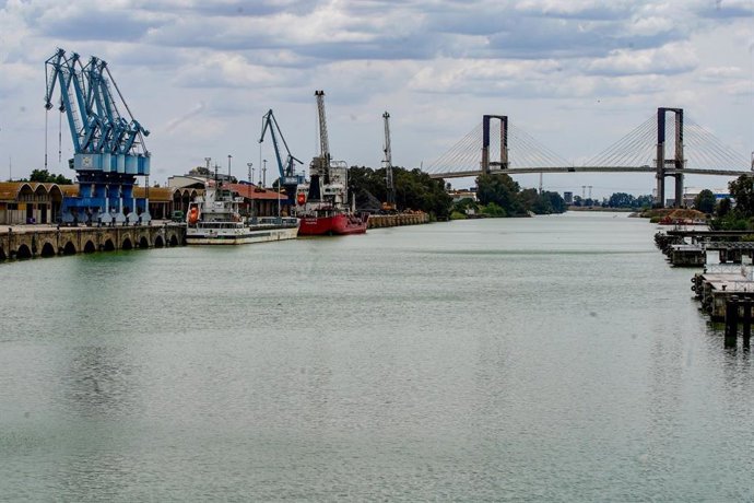Archivo - Barcos "en espera" en el Puerto de Sevilla por el parón del servicio de prácticos.