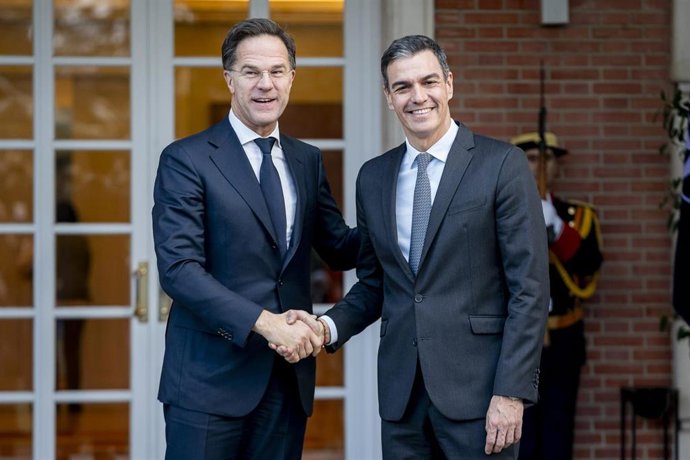 Archivo - El presidente del Gobierno, Pedro Sánchez (d), recibe al secretario general de la OTAN, Mark Rutte (i), en el Complejo de la Moncloa, a 27 de enero de 2025
