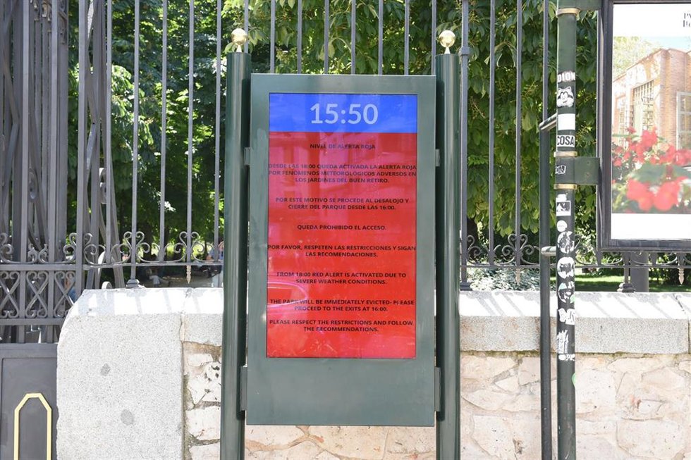Una pantalla informativa anuncia que el parque de El Retiro se cierra por viento y calor, en el parque del Retiro, a 30 de mayo de 2025, en Madrid (España). 