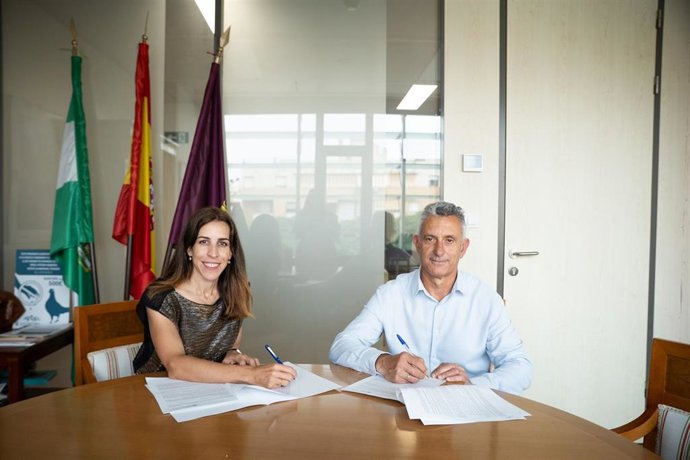 La concejala delegada de Sostenibilidad Medioambiental, Penélope Gómez, y el presidente del Patronato de la Fundación, Juan Antonio López.