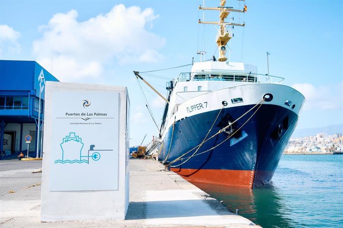 Punto de recarga para los  barcos en el Muelle Grande del Puerto de Las Palmas