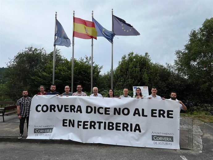 El alcalde de Corvera recibe a representantes sindicales de la planta de Fertiberia del concejo afectada por el ERE