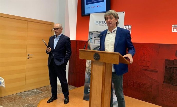 Pedro Pisonero (izda) y Carlos Martínez (dcha) firman el convenio de Iberaval.