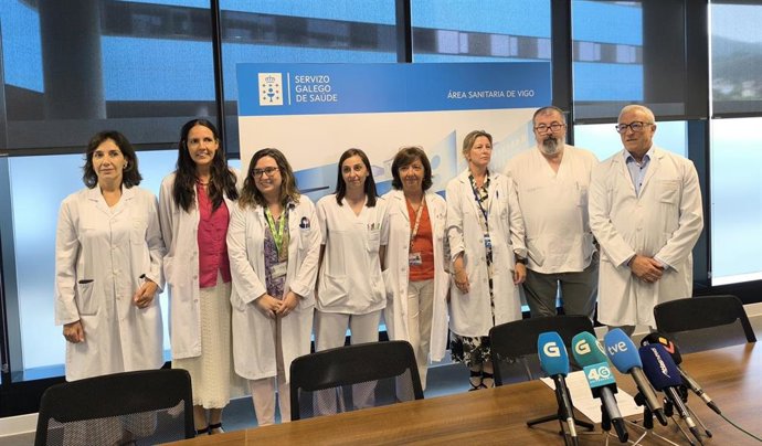 El gerente del área sanitaria de Vigo, Javier Puente, con el equipo sanitario encargado la administración, por primera vez en España, de terapia génica a un paciente con hemofilia B.
