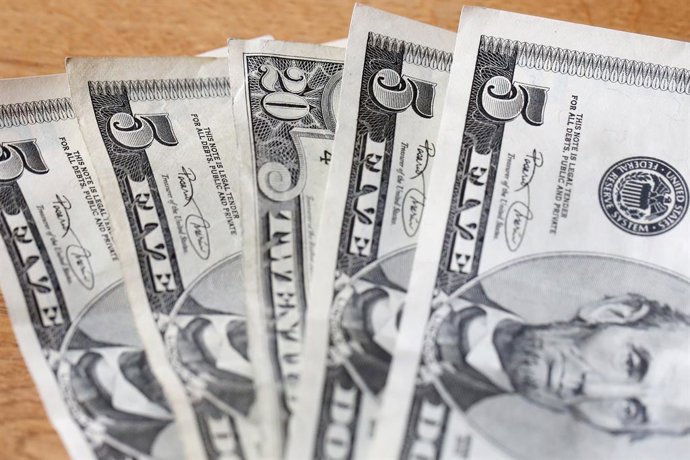 Archivo - Arquivo - FILED - 19 de fevereiro de 2016, Hamburgo: Notas de banco do dólar americano sobre uma mesa. O Federal Reserve dos EUA criou um mecanismo adicional para atender à crescente demanda por dólares americanos, permitindo que mais bancos cen