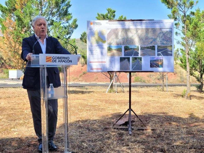 El consejero de Fomento, Vivienda, Logística y Cohesión Territorial del Gobierno de Aragón, Octavio López, ha presentado la renovación del primer tramo de la A-1503.